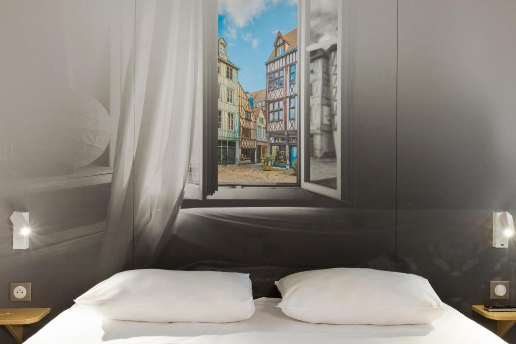 Четырехместный (Два смежных двухместных номера с 1 кроватью, без общей двери) отеля Hotel Rouen St-Sever, Руан
