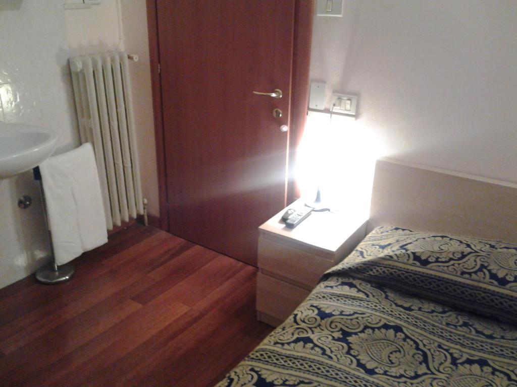 Одноместный (Одноместный номер с собственной внешней ванной комнатой) отеля Hotel Perla, Болонья