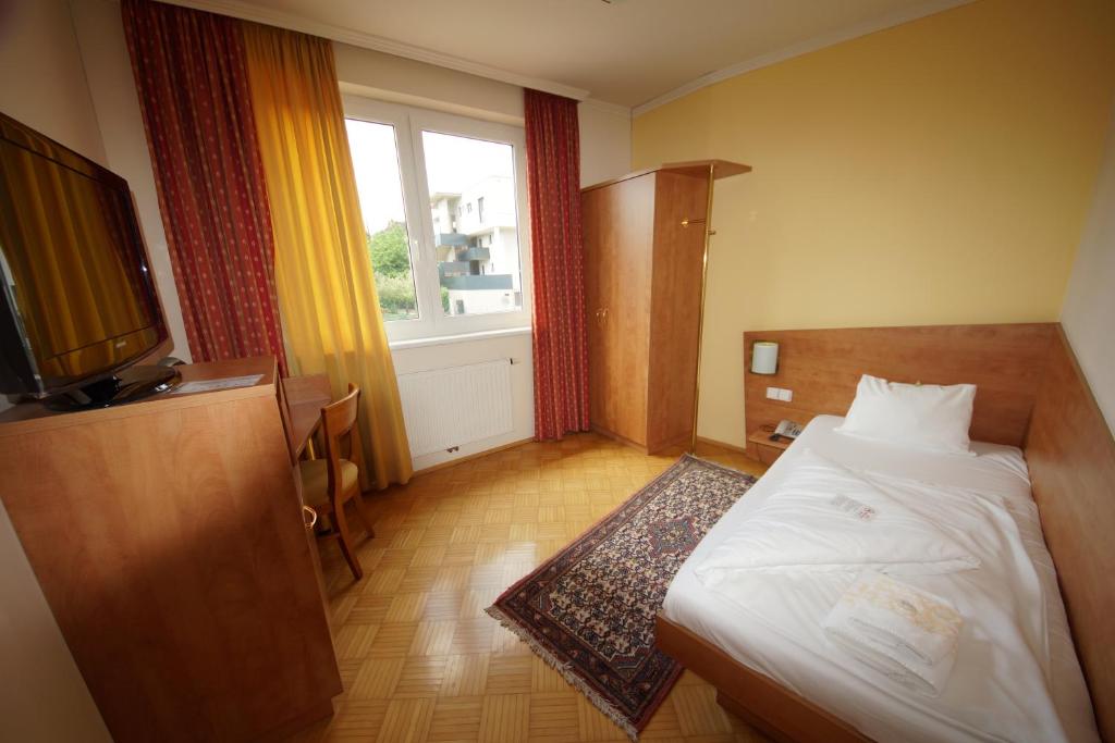 Апартаменты (Three-Bedroom Apartment incl. Parking if available) отеля Der Marienhof Hotel Garni, Грац