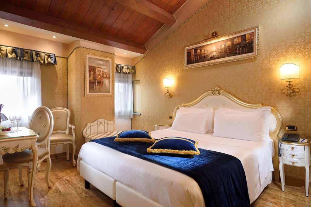 Двухместный (Superior Queen Room with Queen Bed and View - Non-Smoking), Hotel Olimpia Venezia