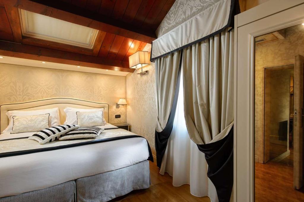 Двухместный (Premium Queen Room with Queen Bed - Non-Smoking), Hotel Olimpia Venezia