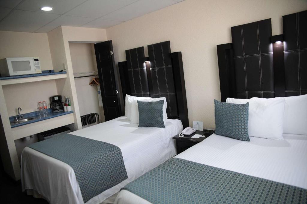 Четырехместный (Mini Quadruple Room with Two Double Beds - Non-Smoking) отеля Best Western Real Tula Express, Тула-дель-Алленде