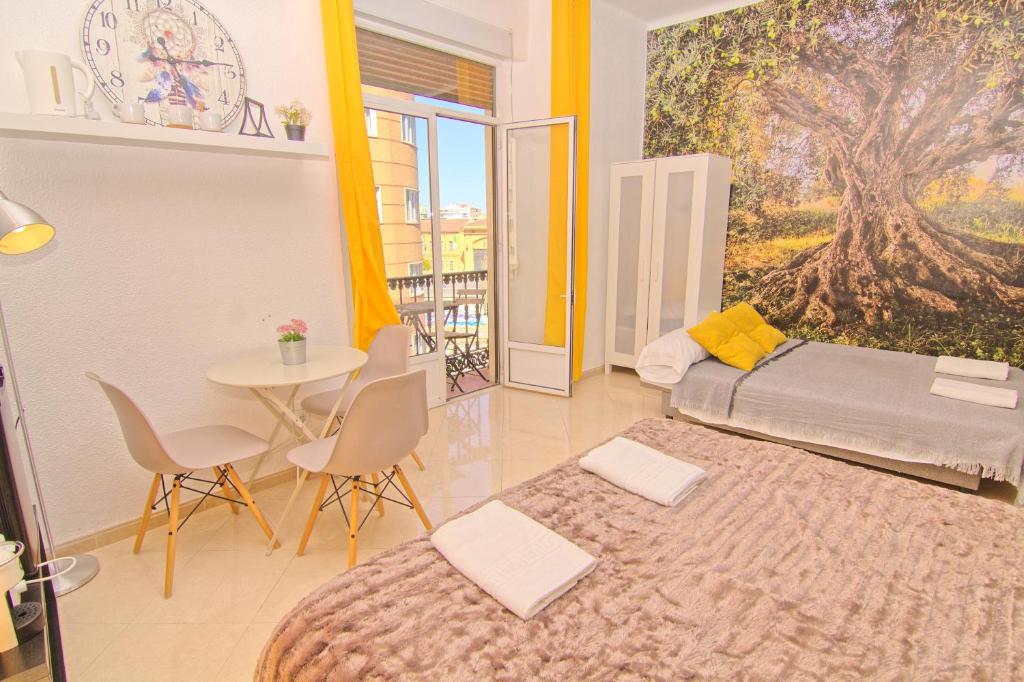 Семейный (Семейный номер с балконом), Low cost room & Balcony - Malaga