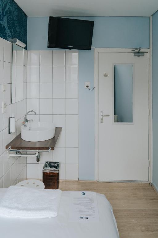 Одноместный (Бюджетный одноместный номер с общей ванной комнатой) отеля Hotel Room11, Гаага