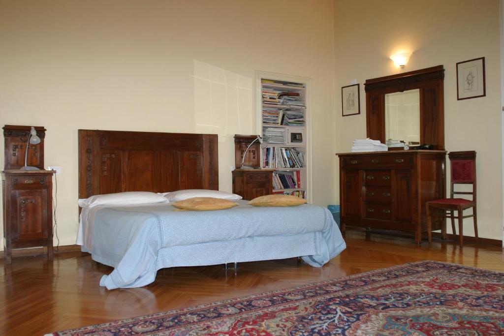 Трехместный (Трехместный номер с собственной ванной комнатой вне номера) отеля Alle Torri, Болонья