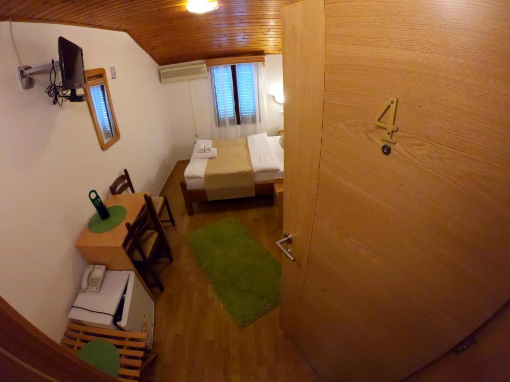 Двухместный (Классический двухместный номер с 1 кроватью) отеля Hotel Bokeljski Dvori, Котор