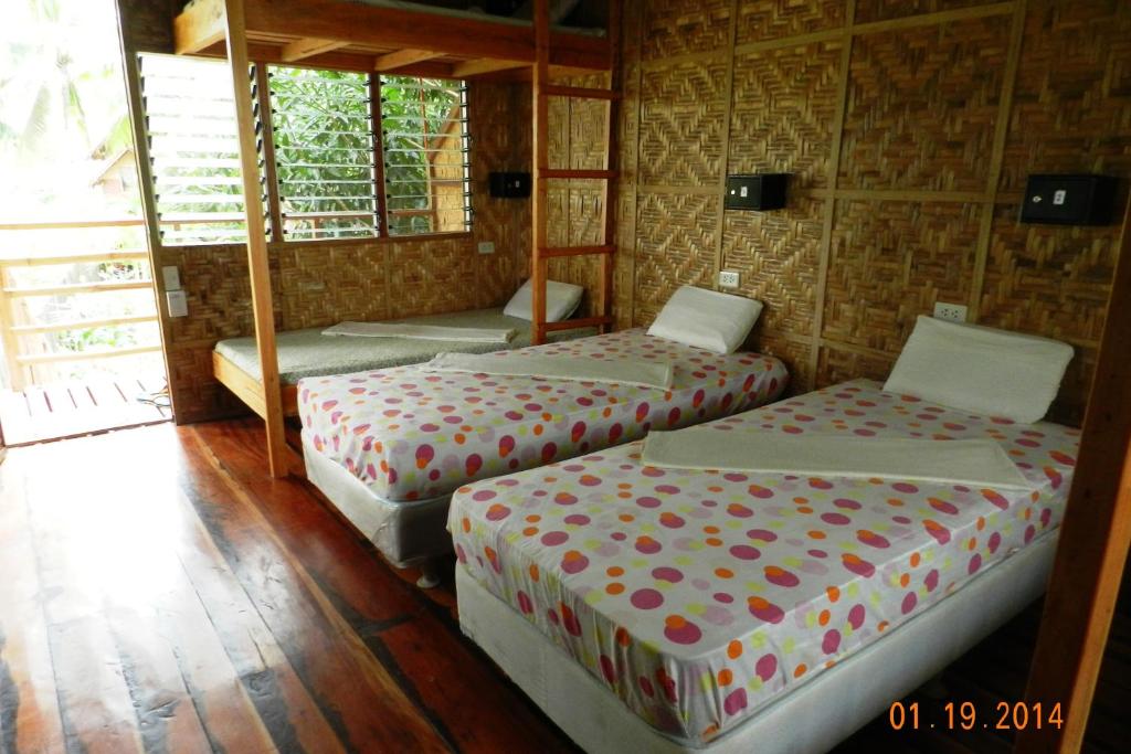 Номер (Односпальная кровать в общем 6-местном номере для мужчин и женщин) курортного отеля Panglao Chocolate Hills Resort, Панглао