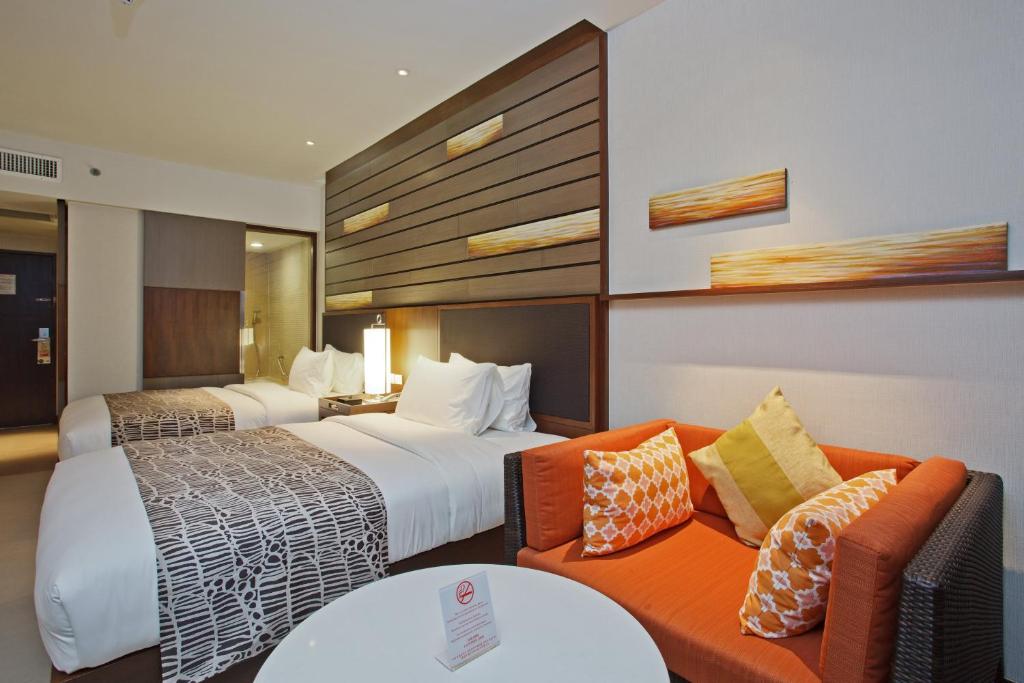 Двухместный (Улучшенный номер с 2 двуспальными кроватями — Для некурящих) курортного отеля Holiday Inn Resort Phuket, Пхукет