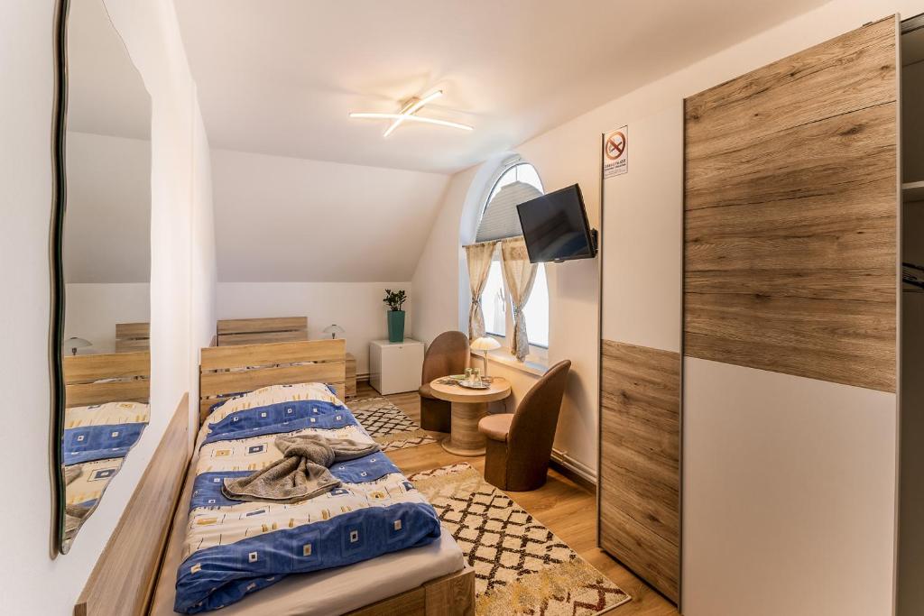 Двухместный (Двухместный номер с 2 отдельными кроватями) гостевого дома Penzion Blesk, Ружомберок