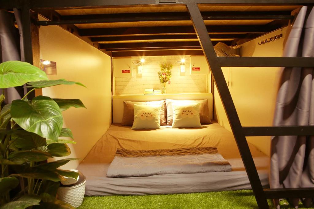 Номер (Двуспальная кровать в общем номере для мужчин и женщин) хостела S Phuot Airport Hostel, Хошимин