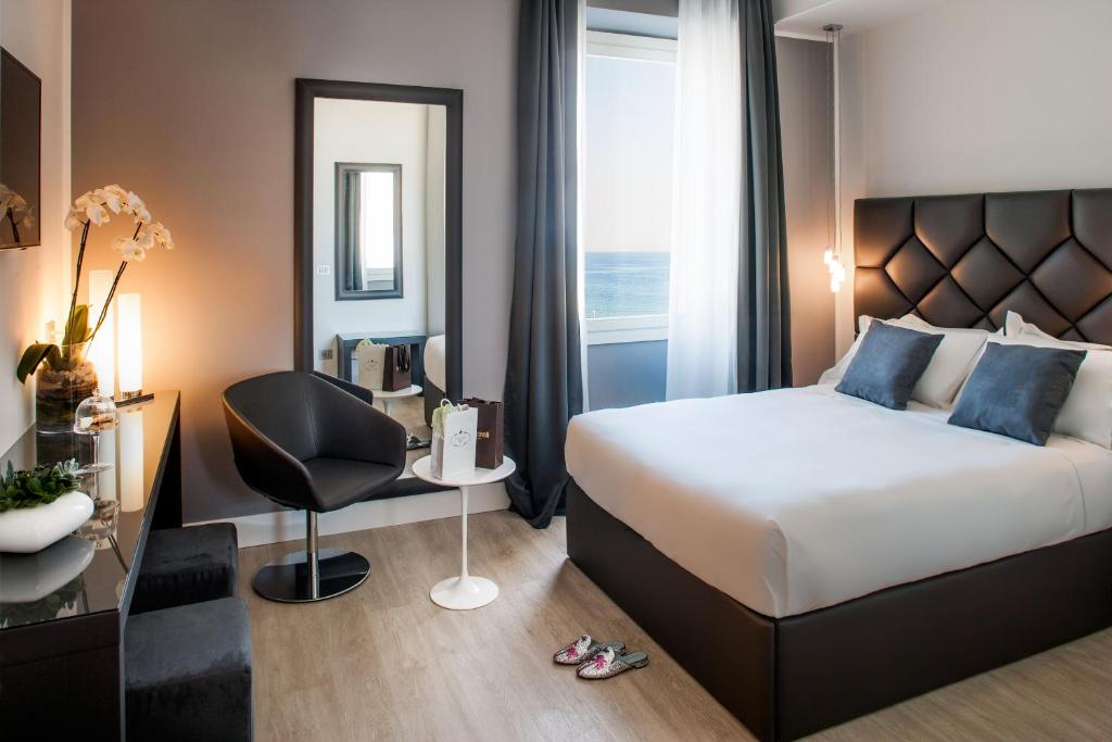 Двухместный (Улучшенный номер с кроватью размера «queen-size») отеля Miramare Luxury Guest House, Сан-Ремо