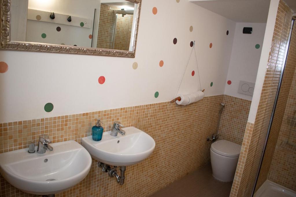 Трехместный (Трехместный номер с основными удобствами и общей ванной комнатой) хостела Abbey Hostel, Генуя