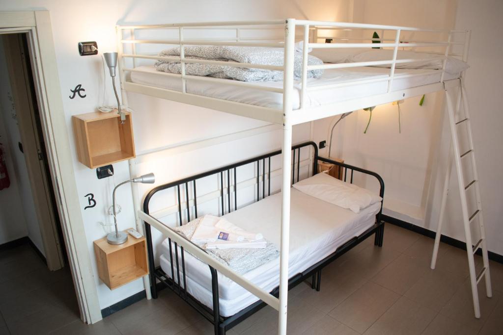 Двухместный (Двухместный номер с 2 отдельными кроватями и общей ванной комнатой) хостела Abbey Hostel, Генуя