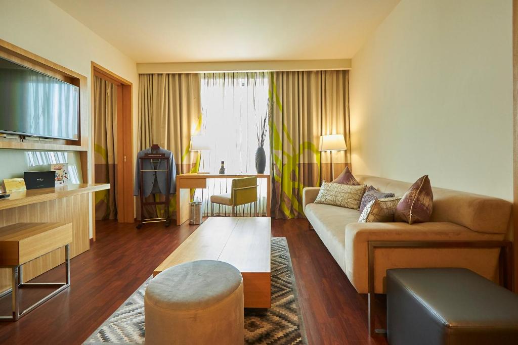 Сьюит (Luxury Suite With Living Room, Bath Tub , Netflix And 4 Drinks Included), Novotel Chennai OMR - An AccorHotels Brand