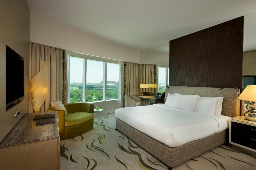 Двухместный (Улучшенный номер с кроватью размера «king-size») отеля Hilton Capital Grand Abu Dhabi, Абу-Даби