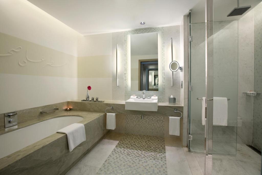 Двухместный (Улучшенный двухместный номер с 2 отдельными кроватями и видом на город) отеля Hilton Capital Grand Abu Dhabi, Абу-Даби