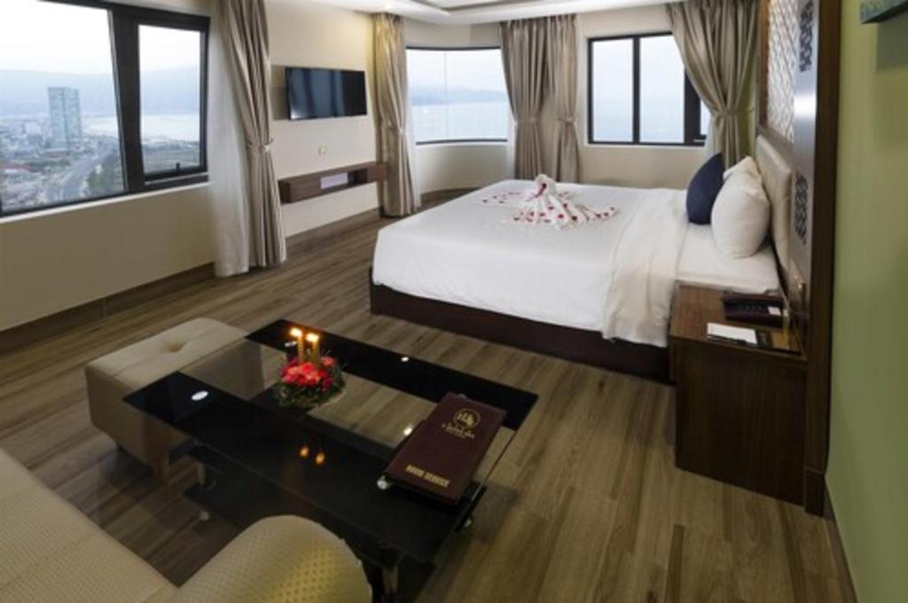 Сьюит (Люкс, вид на море) отеля Seven Sea Hotel Da Nang, Дананг