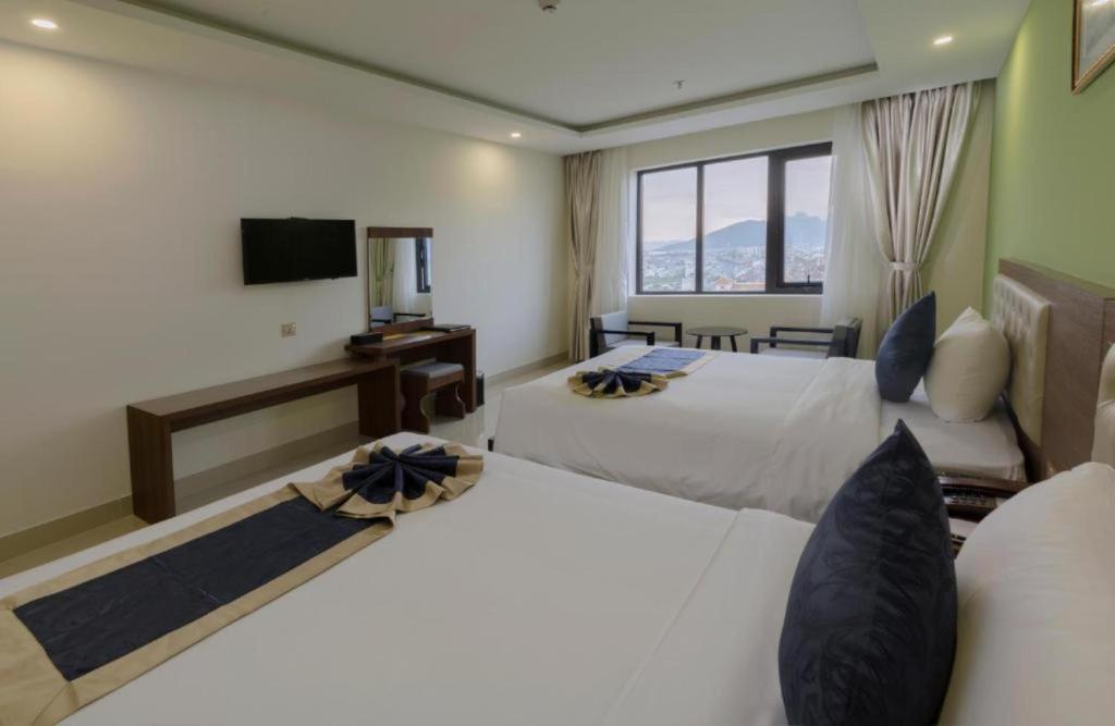 Двухместный (Улучшенный двухместный номер с 2 отдельными кроватями) отеля Seven Sea Hotel Da Nang, Дананг