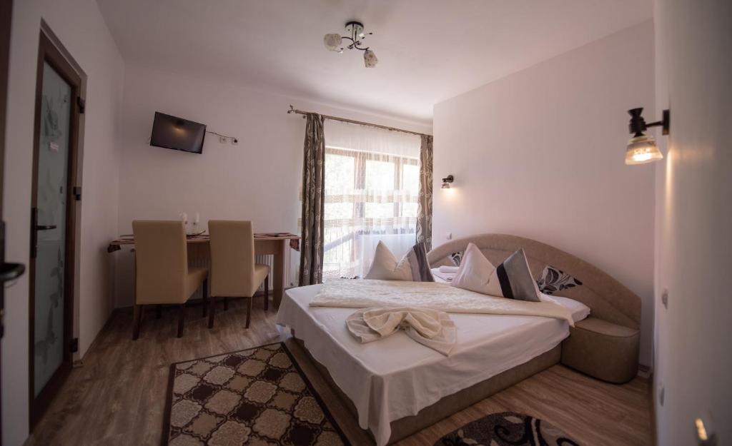 Двухместный (Двухместный номер с 1 кроватью или 2 отдельными кроватями и балконом) гостевого дома Dupa apa la Razvan, Сигету-Мармацией