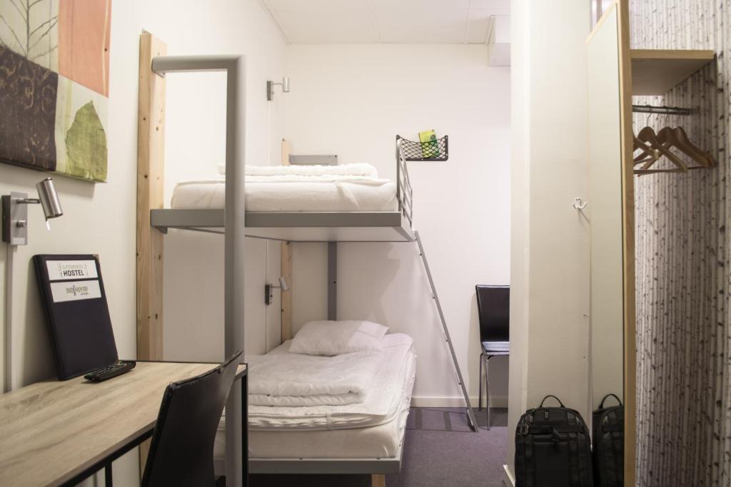 Двухместный (Двухместный номер эконом-класса с 2 отдельными кроватями и общей ванной комнатой (без окна)) хостела Slottsskogen Hostel, Гетеборг