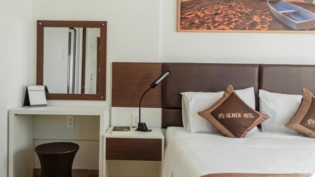 Двухместный (Улучшенный двухместный номер с 1 кроватью) отеля Heaven Villa Hotel Nha Trang, Камрань