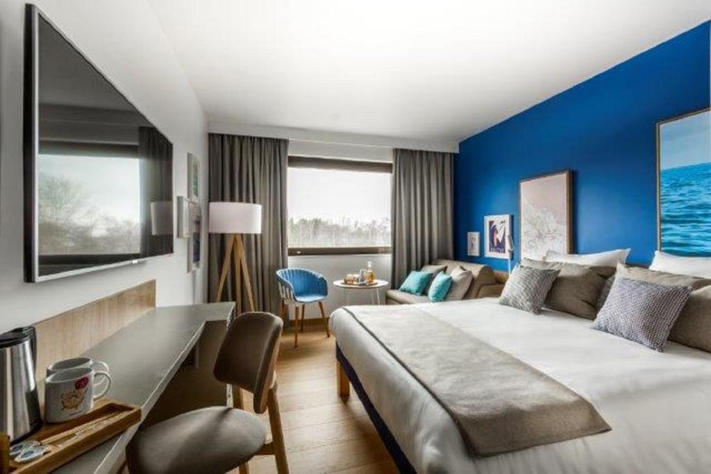 Двухместный (Стандартный двухместный номер с 1 кроватью и односпальным диваном-кроватью) отеля Novotel Gdańsk Marina, Гданьск