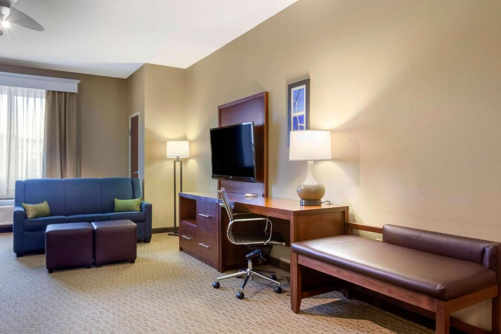 Сьюит (Люкс с кроватью размера «king-size» - Для некурящих) отеля Comfort Inn & Suites Amarillo, Амарилло