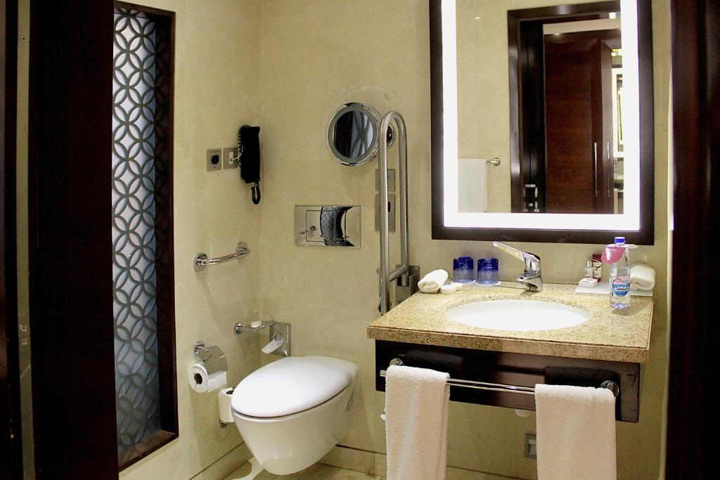 Двухместный (Номер с кроватью размера «king-size» - Ванна подходит для гостей с ограниченными физическими возможностями - Для некурящих) отеля Crowne Plaza Dubai Deira, Дубай