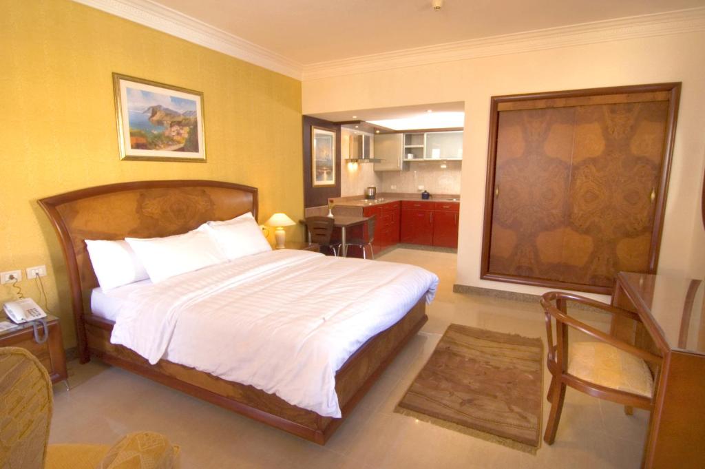 Трехместный (Трехместный номер Делюкс) курортного отеля Delta Sharm Resort & Spa, Шарм-эль-Шейх