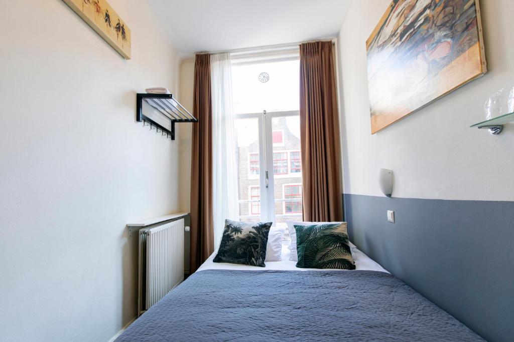 Двухместный (Двухместный номер с 1 кроватью и общей ванной комнатой) отеля Quentin Arrive Hotel, Амстердам