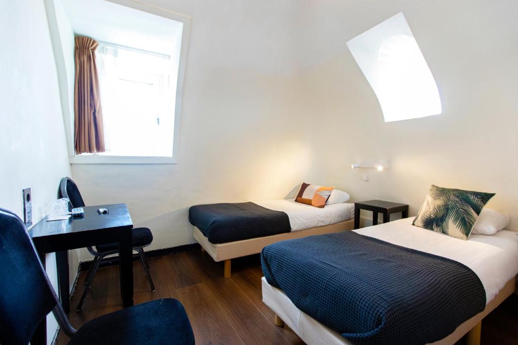 Двухместный (Двухместный номер с 2 отдельными кроватями и общей ванной комнатой) отеля Quentin Arrive Hotel, Амстердам