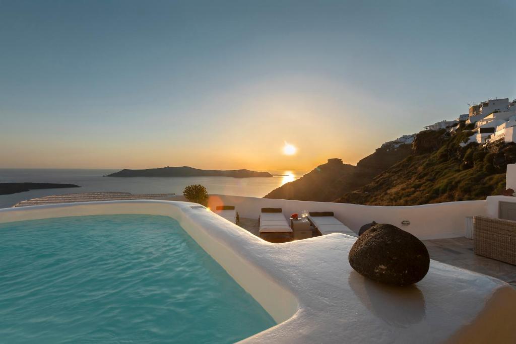 Вилла (Villa Outdoor Heated Hot Tub with 180° Sea & Sunset View) виллы 180° Caldera by Stylish Stays, Фиростефани