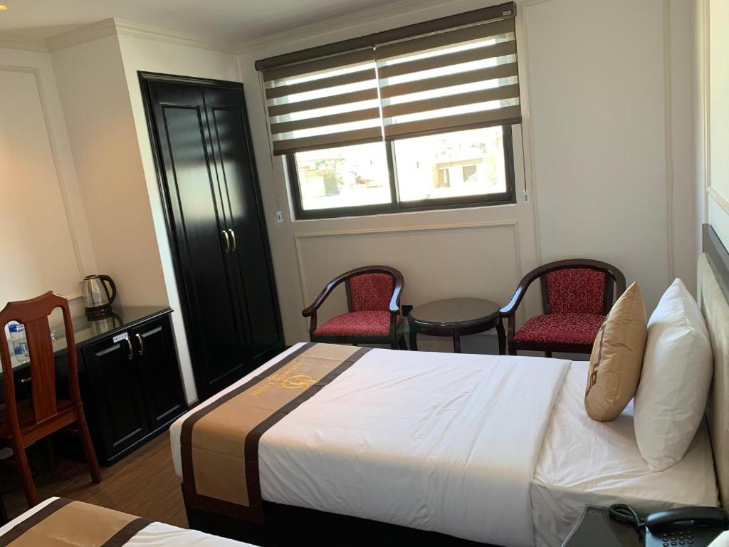 Двухместный (Улучшенный двухместный номер с 2 отдельными кроватями и видом на город) отеля Khanh Linh Hotel, Дананг