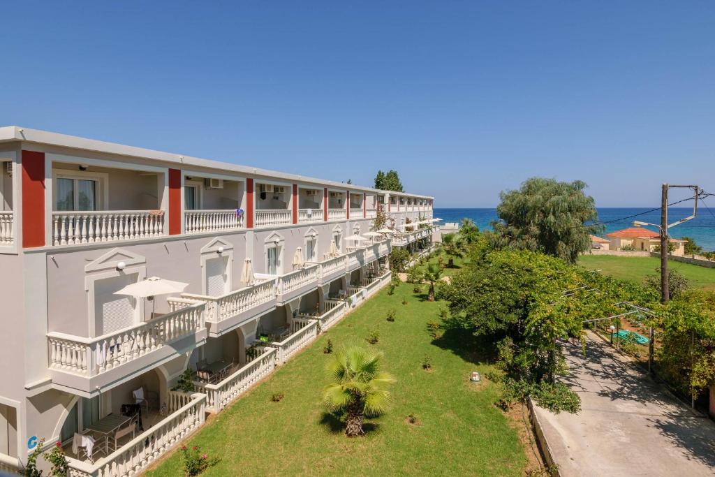 Сьюит (Суперлюкс с панорамным видом на море) отеля Belussi Beach Hotel & Suites, Кипсели