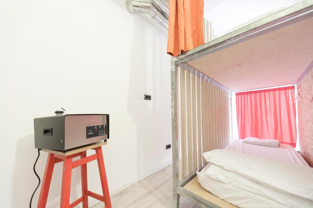 Номер (Кровать в общем 4-местном номере для мужчин и женщин) хостела Dopa Hostel, Болонья