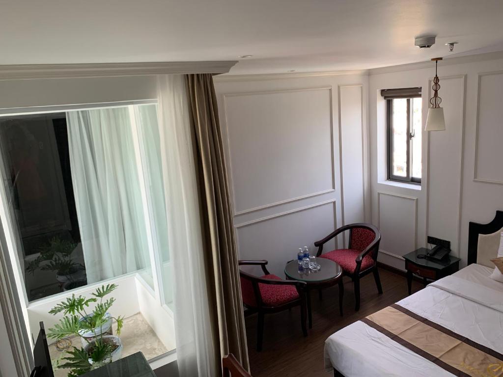 Двухместный (Улучшенный двухместный номер с 1 кроватью) отеля Khanh Linh Hotel, Дананг