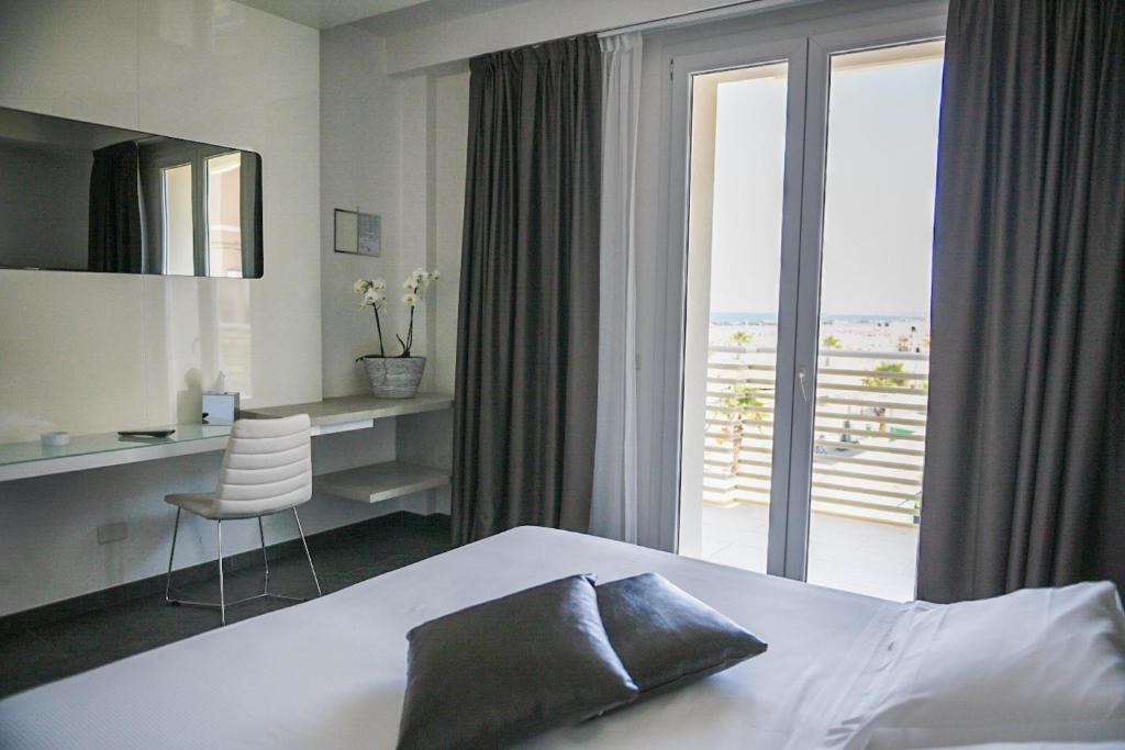 Двухместный (Двухместный номер с 1 кроватью или 2 отдельными кроватями и частичным видом на море) отеля Baldinini Hotel, Римини