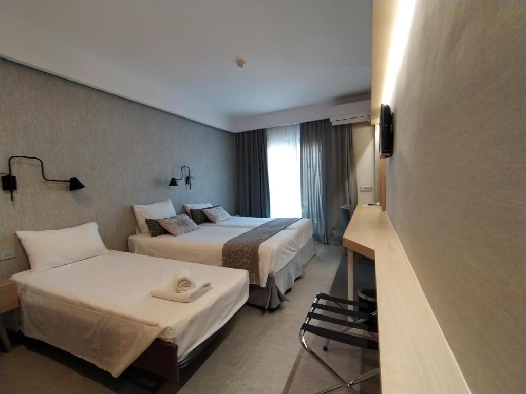 Двухместный (Двухместный номер с 2 отдельными кроватями и дополнительной раскладной кроватью, вид на горы) отеля Minoa Hotel, Толон