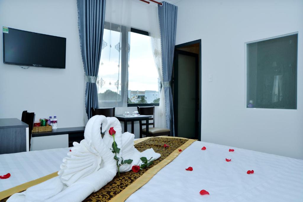 Двухместный (Улучшенный двухместный номер с 1 кроватью) отеля Buon Ma Thuot Hotel, Буонметхуот