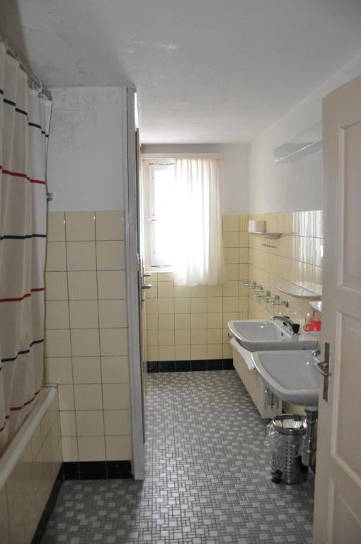 Двухместный (Двухместный номер с 2 отдельными кроватями и общей ванной комнатой) гостевого дома Chalet Speciale, Санкт-Мориц