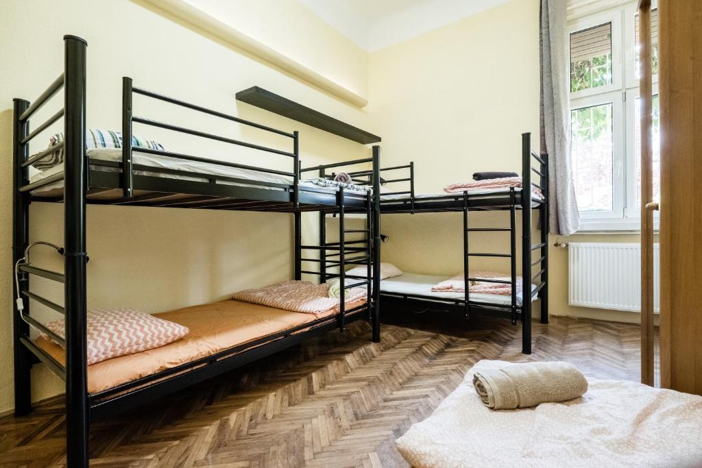 Семейный (Пятиместный номер с общей ванной комнатой) хостела Baroque Hostel, Будапешт