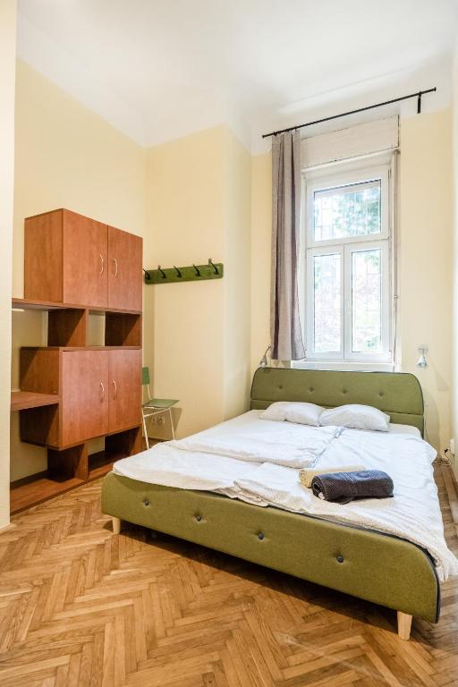 Трехместный (Стандартный трехместный номер с общей ванной комнатой) хостела Baroque Hostel, Будапешт