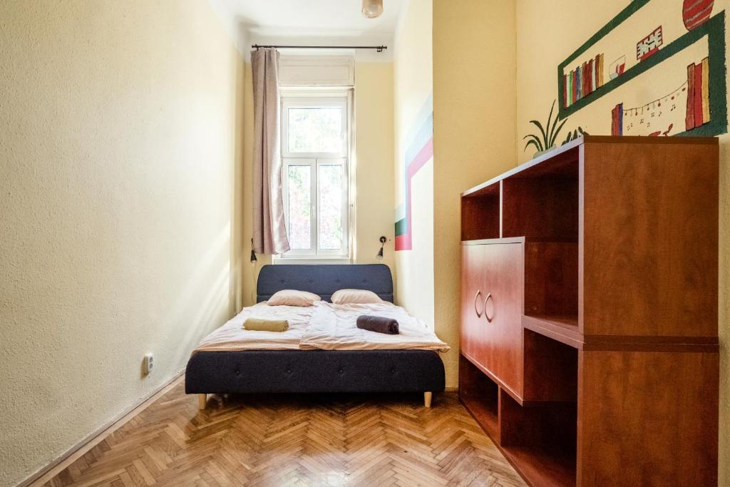 Двухместный (Бюджетный двухместный номер с 2 отдельными кроватями и общей ванной комнатой) хостела Baroque Hostel, Будапешт