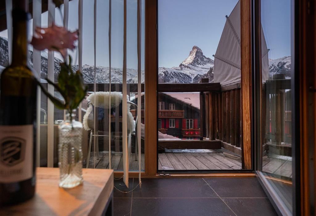 Двухместный (Panorama Deluxe Room with Matterhorn View) отеля Hotel Bellerive, Церматт