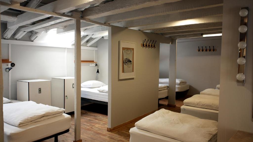 Номер (Кровать в общей 10-местной спальне для мужчин и женщин с общей ванной комнатой) хостела Goodmorning Hostel, Лиссабон
