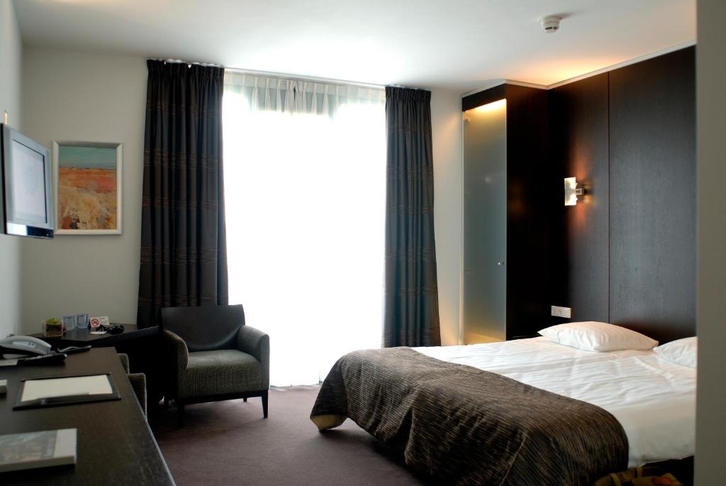 Трехместный (Deluxe Double Room with Air-conditioning - Non Smoking) отеля Best Western Hotel Nobis Eindhoven-Venlo A67, Эйндховен