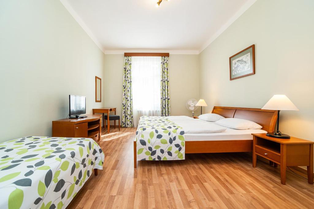 Сьюит (Трехместные апартаменты с 1 спальней) апарт-отеля Hotel Orion, Прага