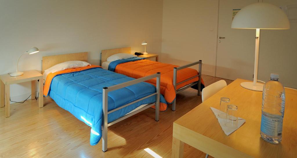 Двухместный (Двухместный номер с 2 отдельными кроватями и собственной ванной комнатой) хостела PJA - Santa Maria Youth Hostel, Понта-Делгада