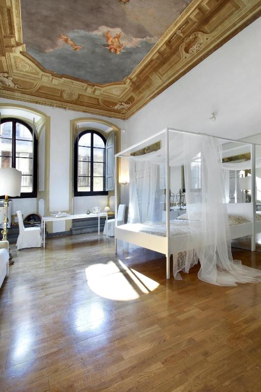 Трехместный (Трехместный номер Делюкс) отеля Palazzo Tolomei - Residenza D'Epoca, Флоренция
