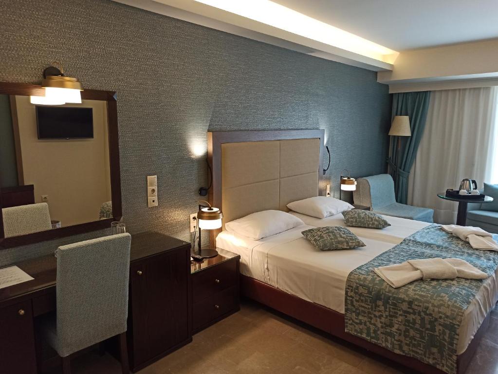 Двухместный (Улучшенный двухместный номер с 1 кроватью или 2 отдельными кроватями и видом на море) отеля King Minos Hotel, Толон